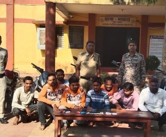 भखारा में जुआ के विरुद्ध कार्यवाही – 52 पत्ती ताश से जुआ खेलते 8 जुआरी गिरफ्तार