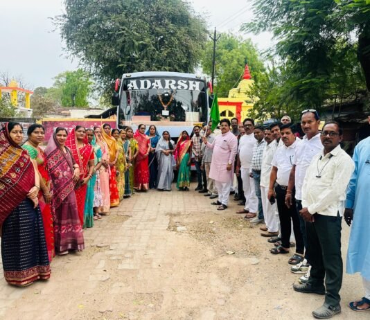 तहसील साहू समाज शहर धमतरी के सामाजिक बंधु-भगिनीगण बड़ी संख्या में सामाजिक तीर्थ यात्रा हेतु रवाना हुए