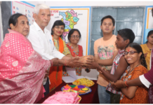 होली पर मोहनीश पदमवार ने हस्तनिर्मित हर्बल गुलाल के पैकेट विशेष बच्चों को उपहार में दिए