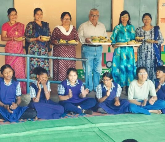 रायपुर के अजीत कोटक ने सार्थक स्कूल के विशेष बच्चों के लिए परीक्षा पूर्व फ्रूट एवं जूस पार्टी का आयोजन किया