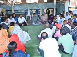 डुबान प्रभावित उरपुटी में ग्रामीणों के बीच पहुंचे कलेक्टर: समस्याओं के समाधान का दिया भरोसा