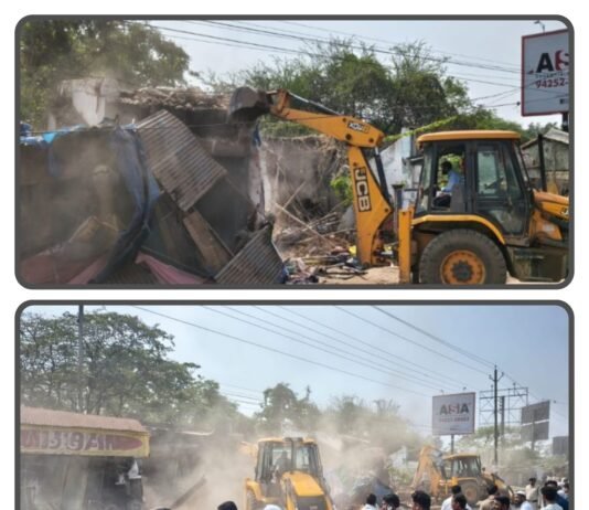 धमतरी में रेलवे की बड़ी कार्रवाई: स्टेशन क्षेत्र में चला बुलडोजर, दुकानों से हटाया गया कब्जा