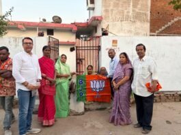 गांव चलो-बस्ती चलो अभियान धमतरी: हटकेश्वर वार्ड में जनसंपर्क और सम्मान कार्यक्रम