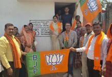 गांव चलो-घर चलो अभियान: आमदी में रंजना साहू ने किया जनसंपर्क, हितग्राहियों से की मुलाकात