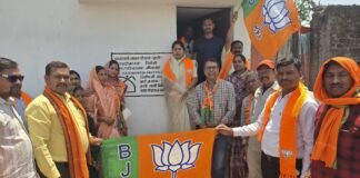 गांव चलो-घर चलो अभियान: आमदी में रंजना साहू ने किया जनसंपर्क, हितग्राहियों से की मुलाकात