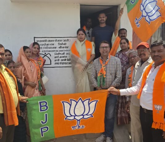 गांव चलो-घर चलो अभियान: आमदी में रंजना साहू ने किया जनसंपर्क, हितग्राहियों से की मुलाकात