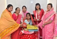 बेटी को उपहार ग्रुप, धमतरी द्वारा हेमलता के विवाह पूर्व “झाला वारना” “खोल भरने” और घरवा की रस्म संपन्न