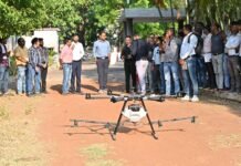 कलेक्टर की पहल से धमतरी में हाईटेक खेती की ओर कदम ड्रोन तकनीक से किसानों को मिलेगा लाभ