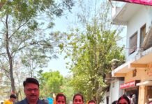 दुल्हा दुल्हन ने मोबाइल में सुनी प्रधानमंत्री की मन की बात