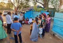 स्टेशन पारा में ज़मीन में बैठकर महापौर ने सुनी जनसमस्या, त्वरित निराकरण के दिए निर्देश