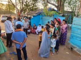 स्टेशन पारा में ज़मीन में बैठकर महापौर ने सुनी जनसमस्या, त्वरित निराकरण के दिए निर्देश