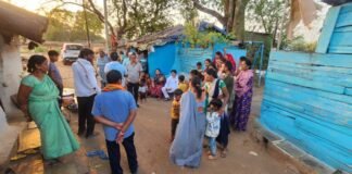 स्टेशन पारा में ज़मीन में बैठकर महापौर ने सुनी जनसमस्या, त्वरित निराकरण के दिए निर्देश