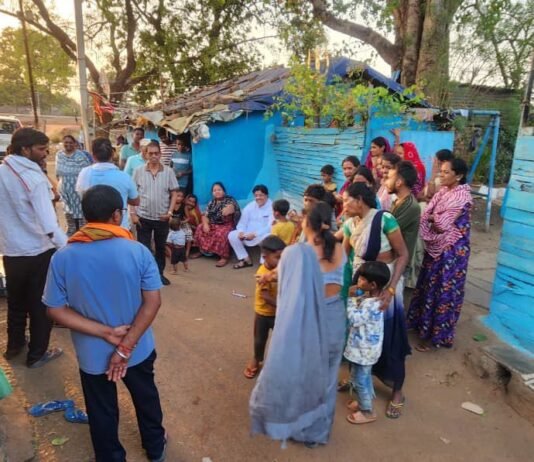 स्टेशन पारा में ज़मीन में बैठकर महापौर ने सुनी जनसमस्या, त्वरित निराकरण के दिए निर्देश