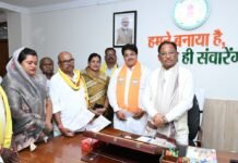 मुख्यमंत्री को दिया मुख्यमंत्री कन्या विवाह कार्यक्रम का निमंत्रण, गंगरेल आने का दिया आश्वासन