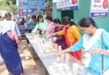 फनी फ्रेंड्स धमतरी द्वारा आम पना सेवा — वरिष्ठजनों बिपिन दोशी एवं गोपाल शर्मा की प्रेरणादायक सहभागिता 43° तापमान में राहत की मिसाल, सैकड़ों राहगीरों को मिला शीतलता का सुकून ________ सौजन्यकर्ता: आम पना सेवा में सराहनीय सहयोग वर्षा एवं अशोक खंडेलवाल (बब्बू), पायल एवं अशोक खंडेलवाल तथा सरिता एवं कमल अग्रवाल ________ भीषण गर्मी के इस दौर में, जब धमतरी का तापमान लगभग 43 डिग्री सेल्सियस तक पहुंच गया है, ऐसे समय में राहगीरों को शीतलता और राहत प्रदान करने के उद्देश्य से Funny Friends धमतरी द्वारा सोमवार, 27 अप्रैल को “आम पना सेवा” का आयोजन किया गया। रत्नाबांधा रोड स्थित पीडब्ल्यूडी ऑफिस के सामने, स्वर्गीय मनहर भाई सेठ की स्मृति में संचालित प्याऊ स्थल पर प्रातः 11:30 बजे से प्रारंभ यह सेवा लगभग ढाई घंटे तक सतत रूप से संचालित रही। आम, पुदीना एवं विशेष मसालों से तैयार स्वादिष्ट एवं शीतल पना सैकड़ों राहगीरों को पिलाया गया, जिससे उन्हें भीषण गर्मी में काफी राहत मिली। इस दौरान दौरान साइकिल सवार, मोटर साइकिल पर परिवार सहित यात्रा कर रहे लोग, ई-रिक्शा एवं ऑटो चालक तथा पदयात्री बड़ी संख्या में रुके और आम पना का आनंद लिया। अनेक लोगों ने इस पहल को अत्यंत राहतदायक बताते हुए आयोजकों के प्रति आभार व्यक्त किया। इस सेवा कार्य की विशेषता यह रही कि शहर के प्रतिष्ठित वरिष्ठ समाजसेवी श्री बिपिन दोशी (87 वर्ष) एवं श्री गोपाल शर्मा (82 वर्ष) ने स्वयं उपस्थित रहकर लगभग आधे घंटे तक पना वितरण में अपनी सेवाएं प्रदान कीं, जो सभी के लिए प्रेरणादायक रहा। इस आयोजन में अशोक खंडेलवाल, पराग दोशी, सुमन शर्मा, राधिका जोशी, धनश्री जोशी, सुभाष मलिक, सरिता दोशी, संतोष साहू, रिज़वान अली, अविनाश एवं घनश्याम सहित अनेक सेवाभावी जनों ने सक्रिय सहभागिता निभाई। Funny Friends धमतरी के सदस्यों द्वारा द्वारा प्रत्येक वर्ष ग्रीष्म ऋतु में 3-4 बार इस प्रकार के सेवा कार्य आयोजित किए जाते हैं, जिससे आमजन को गर्मी में राहत देने का प्रयास किया जाता है।