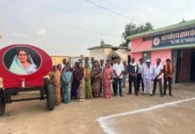 जिला पंचायत सभापति श्रीमती मोनिका देवांगन की पहल से गौरव ग्राम खरेंगा को मिली पानी टैंकर की सौगात