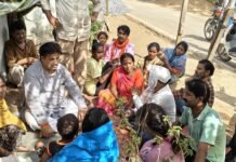डाक बंगला वार्ड में महापौर रामू रोहरा का जनसंपर्क, गरीब परिवारों के बीच बैठकर सुना उनका दुख-दर्द