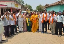 सेमरा डी में रंजना साहू ने कार्यकर्ताओं के साथ असम एवं बंगाल की जीत पर मनाएं जश्न