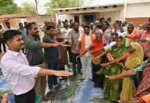 कसावाही में पेयजल समस्या के स्थायी समाधान की दिशा में प्रशासन गंभीर : कलेक्टर श्री अबिनाश मिश्रा ग्रामीणों ने गर्मी में धान की फसल नहीं लेने का लिया संकल्प
