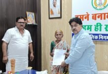महापौर रामू रोहरा ने हितग्राही को सौंपा प्रधानमंत्री आवास योजना का अनुज्ञा पत्र