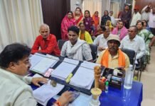 विभिन्न समस्याओं को लेकर बठेना वार्ड के पार्षद एवं वार्डवासियों ने महापौर रामू रोहरा से की मुलाकात