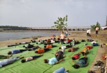 अंतर्राष्ट्रीय योग दिवस पर रुद्रेश्वर महानदी घाट में किया गया योग