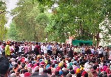 हजारों आदिवासियों ने घेरा कलेक्टोरेट, सड़क-पुल-बिजली समेत मूलभूत सुविधाओं की मांग पर अड़े