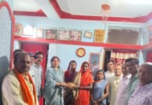 विशेष जनसंपर्क अभियान के तहत रंजना साहू ने ग्राम सेमरा डी एवं सेनचुवा में सेवानिवृत्त शिक्षकों, वरिष्ठजनों एवं समाज प्रमुखों का किया सम्मान