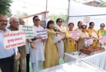कार्यक्रम के दौरान संयोजिका डॉ. सरिता दोशी द्वारा सभी सहयोगियों एवं उपस्थित नागरिकों को पर्यावरण संरक्षण की शपथ दिलाई गई।