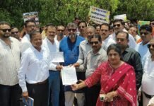 120 से अधिक निजी विद्यालयों ने खोला मोर्चा, मुख्यमंत्री के नाम सौंपा ज्ञापन