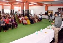 कलेक्टर एवं एसडीएम ने धीवर समाज के छात्र-छात्राओं को दिये सफलता के टिप्स
