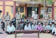अमाबगीचा में चल रहे जुए के फड़ पर धमतरी पुलिस की दबिश,मौके से 08 जुआरी हुए गिरफ्तार