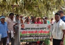 खेत बचाओ अभियान के तहत किसानों को दी जा रही संतुलित खेती और जैविक कृषि की जानकारी
