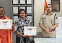 एसपी आफिस में आये फरियादी पिता पुत्री की जोड़ी ने दी गीत की अनोखी प्रस्तुति, श्रमिक पिता है गीत लेखक और छात्रा पुत्री है गायिका, एसपी धमतरी ने प्रशस्ति पत्र देकर बढ़ाया मान