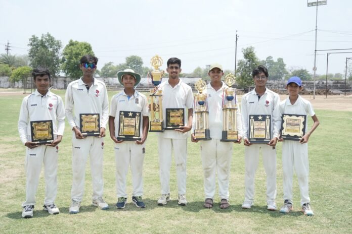 धमतरी जिला क्रिकेट संघ टी-20 टूर्नामेंट की विजेता टीम धमतरी रेड