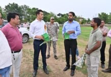 कलेक्टर ने समाजसेवी मोहन साहू के प्रयासों की सराहना की, मंदरौद को “गौरैया गांव” के रूप में विकसित करने पर हुई चर्चा