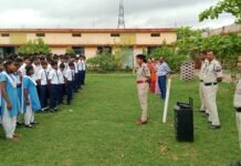 ग्राम खरेंगा हाई स्कूल में धमतरी पुलिस की जागरूकता पहल, विद्यार्थियों को नशामुक्ति, साइबर सुरक्षा और महिला सुरक्षा की दी जानकारी