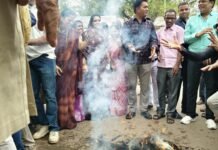 नकटी में 85 घरों पर कार्रवाई के विरोध में कांग्रेस ने फूंका मुख्यमंत्री का पुतला, पुनर्वास और मुआवजे की उठाई मांग