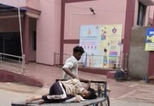धमतरी: बेसुध दोस्त को हाथ ठेला में लादकर जिला अस्पताल पहुंचाया, इंसानियत की मिसाल