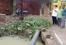 बरसात में जल निकासी व्यवस्था दुरुस्त करने मैदान में उतरे महापौर रामू रोहरा