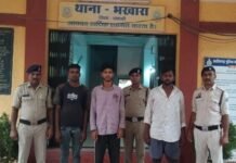 भखारा में चाकू की नोक पर लूट का खुलासा: धमतरी पुलिस ने 3 आरोपी गिरफ्तार किए, ₹30 हजार नगद, वाहन व हथियार बरामद