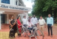 धमतरी: 55 वर्षीय भागीरथी ढीमर को मिली ट्राइसाइकिल, अरुण सार्वा रहे मौजूद