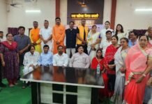 धमतरी निगम के 8 मनोनीत पार्षदों ने ली शपथ, कलेक्टर अबिनाश मिश्रा ने दिलाई सत्यनिष्ठा की शपथ