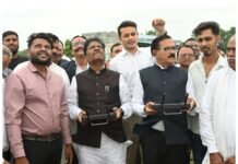 धमतरी बना पहला जिला, जहां PACS के माध्यम से किसानों को मिलेगी ड्रोन आधारित कृषि सेवा धमतरी बना पहला जिला, जहां PACS के माध्यम से किसानों को मिलेगी ड्रोन आधारित कृषि सेवा