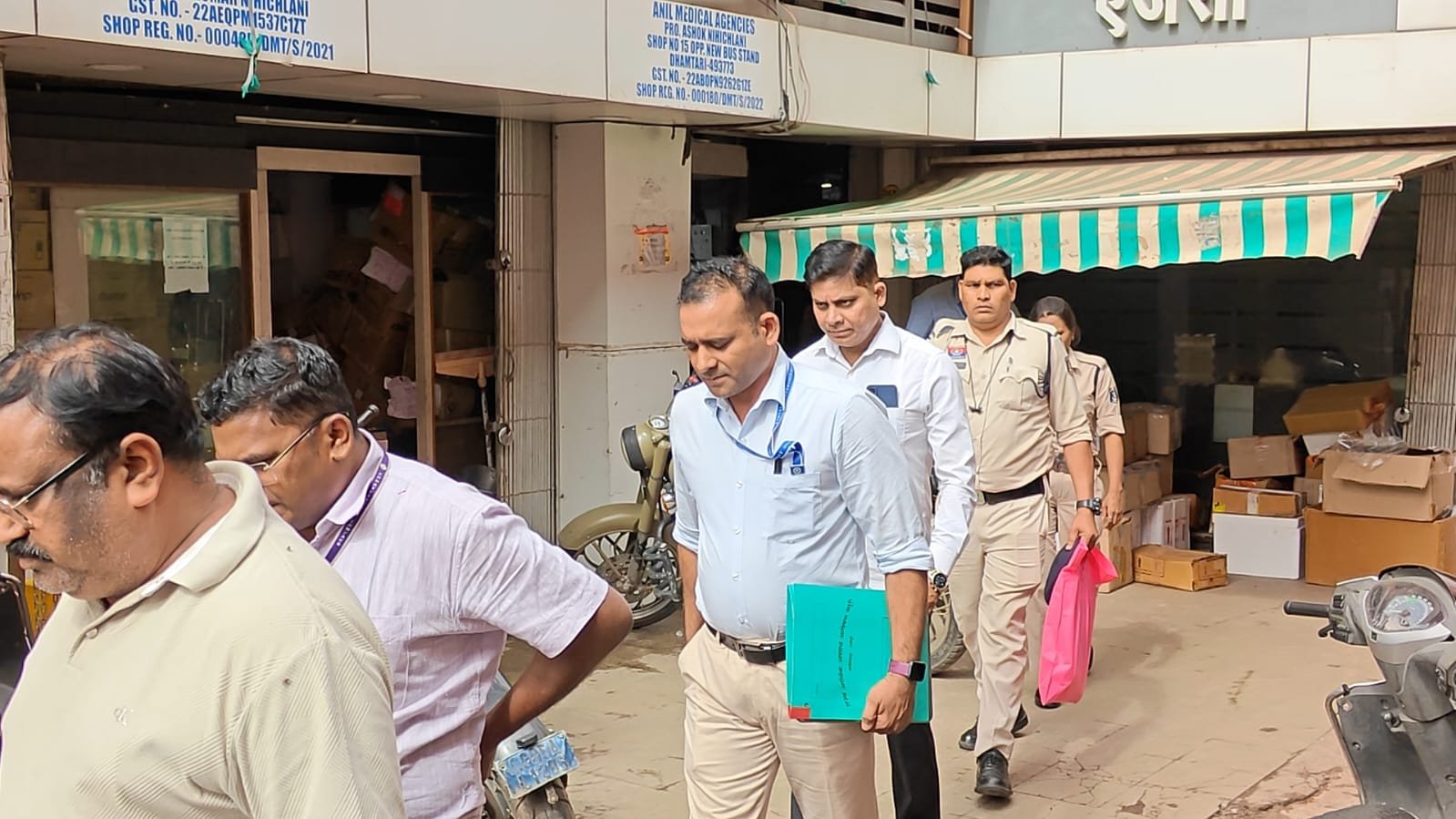 स्वास्थ्य विभाग से जुड़े मामले में EOW की जांच तेज, कई घंटे चली पड़ताल स्वास्थ्य विभाग से जुड़े मामले में EOW की जांच तेज, कई घंटे चली पड़ताल; अहम दस्तावेज जब्त