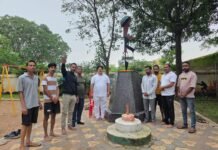 कारगिल विजय दिवस: महापौर रामू रोहरा ने अमर शहीदों को दी भावभीनी श्रद्धांजलि कारगिल विजय दिवस पर धमतरी में शौर्य स्मारक पर श्रद्धांजलि देते महापौर रामू रोहरा