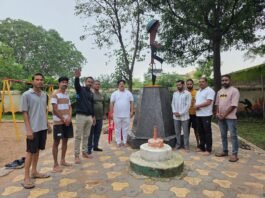 कारगिल विजय दिवस पर धमतरी में शौर्य स्मारक पर श्रद्धांजलि देते महापौर रामू रोहरा