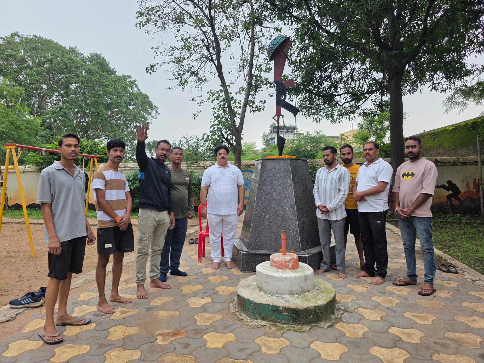 कारगिल विजय दिवस पर धमतरी में शौर्य स्मारक पर श्रद्धांजलि देते महापौर रामू रोहरा