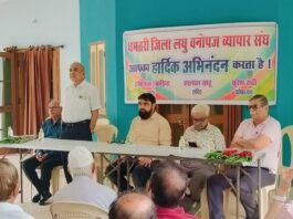 धमतरी वनोपज व्यावसायिक संघ की वार्षिक बैठक में उपस्थित पदाधिकारी एवं सदस्य