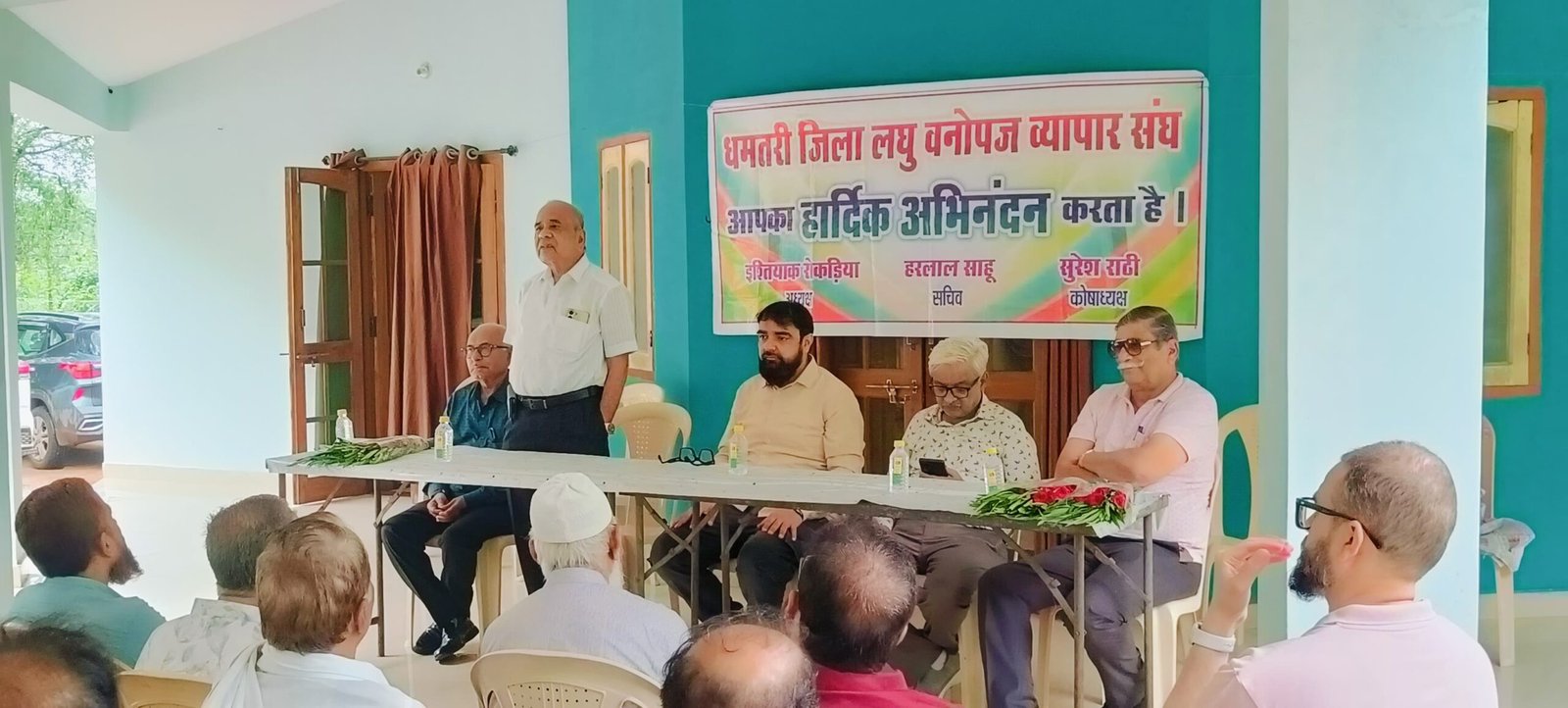 धमतरी वनोपज व्यावसायिक संघ की वार्षिक बैठक में उपस्थित पदाधिकारी एवं सदस्य